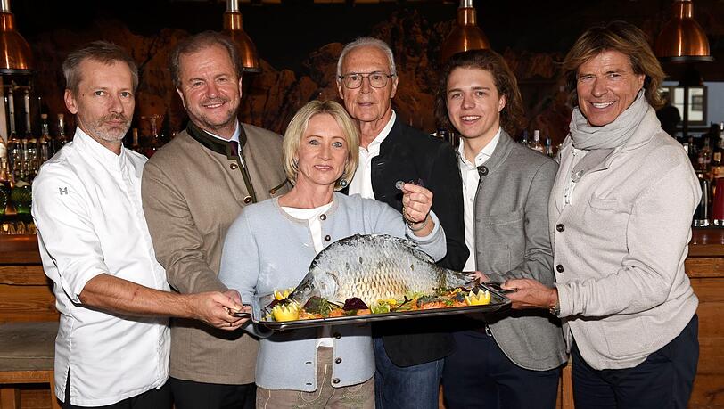 Franz Beckenbauer mit Ehefrau Heidi, Sohn Joel (2.v.r.), Hansi Hinterseer (re.), Chefkoch Jürgen Bartl (li.) und Direktor Johannes Mitterer (2.v.l.).
