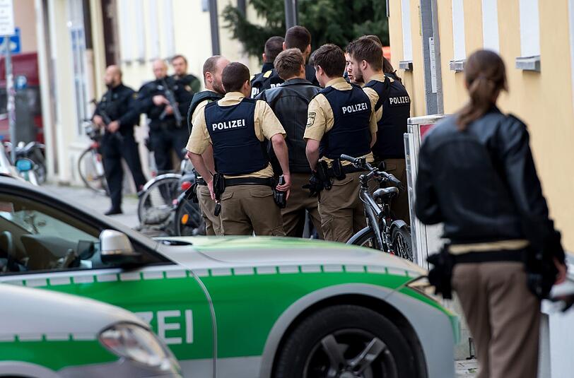 Ein arbeitsloser Münchner hat mit seiner Schreckschusspistole einen Großeinsatz der Münchner Polizei ausgelöst. (Symbolbild)