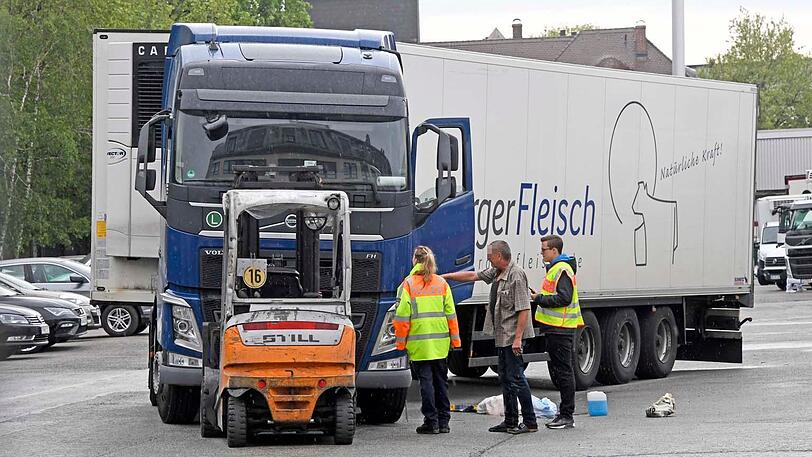 Am Mittwochvormittag wurde ein Mann unter einem Lkw eingeklemmt. Seine Kollegen versuchten daraufhin, den Sattelzug mit einem Gabelstapler hochzuheben.