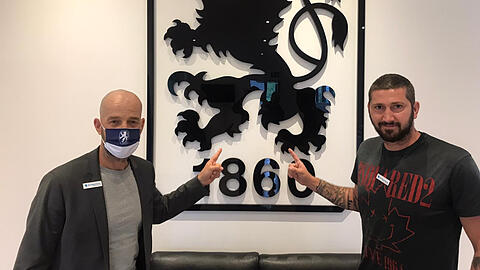 Haben sich auf eine weitere Zusammenarbeit geeinigt: Sascha Mölders (r.) und Sechzigs Sport-Geschäftsführer Günther Gorenzel.