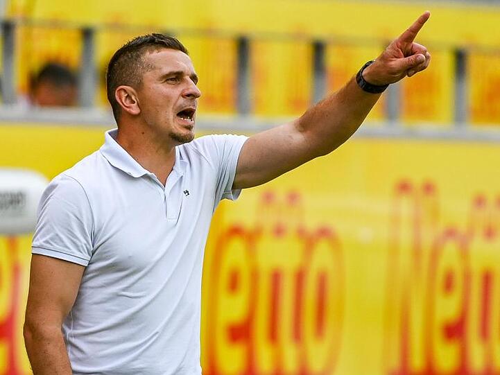 Trainer Mersad Selimbegovic von Regensburg. Foto: Armin Weigel/dpa/Archivbild