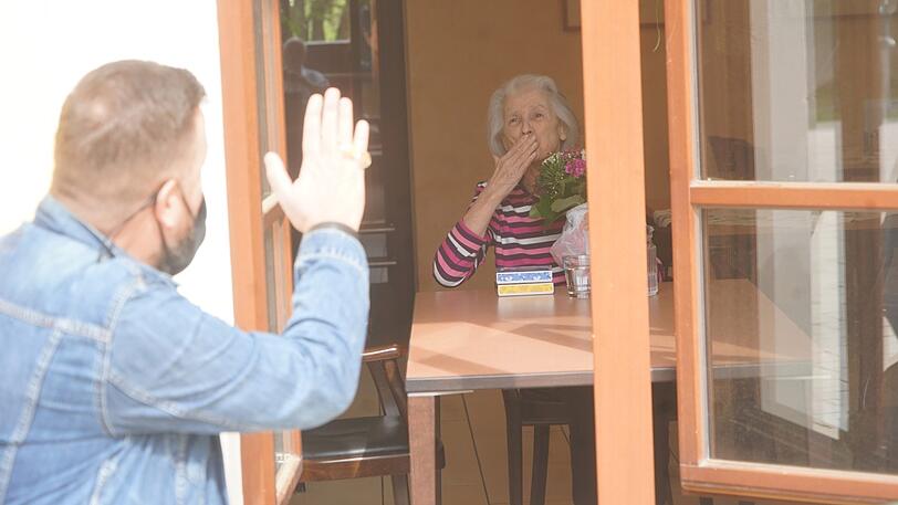 Fensterln im Münchenstift: Bankkaufmann Robert N. (46) beim Besuch seiner Adoptivoma Hildegard P. (87) gestern. Sie lebt im Seniorenwohnheim in der Schwabinger Rümannstraße.