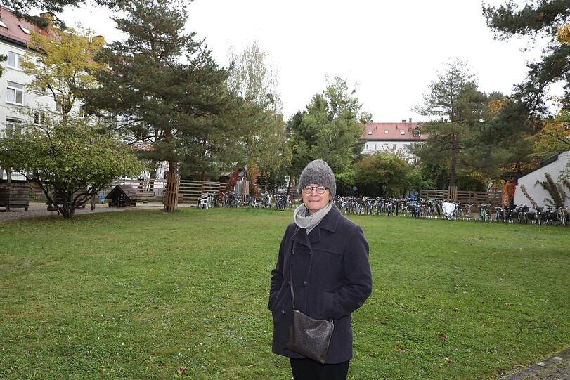 Auch diese Grünfläche im Hohenzollernkarree, auf der die Anwohnerin Edith H. hier steht, wird es wohl bald nicht mehr geben.