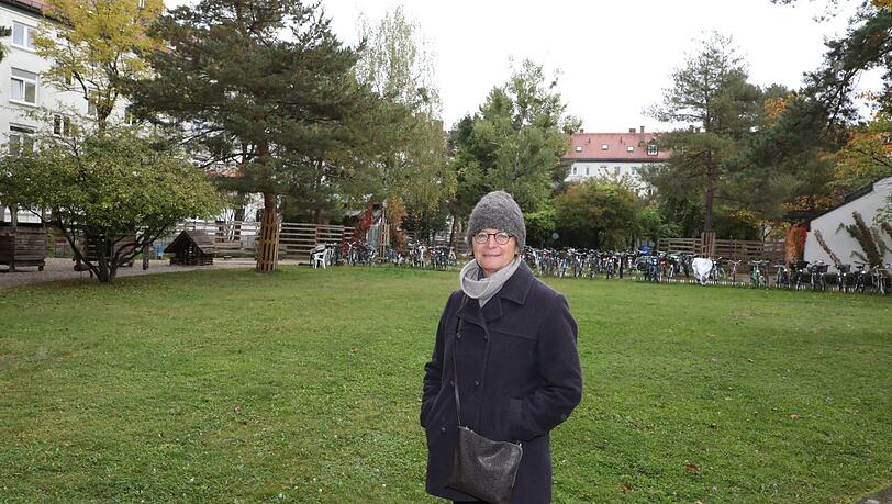 Auch diese Grünfläche im Hohenzollernkarree, auf der die Anwohnerin Edith H. hier steht, wird es wohl bald nicht mehr geben.
