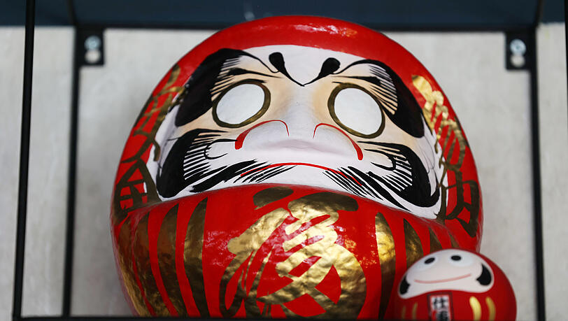 In den Regalen stehen hübsche Figuren und Vasen. Alles mit japanischem Touch. In den Regalen stehen hübsche Figuren und Vasen. Alles mit japanischem Touch.