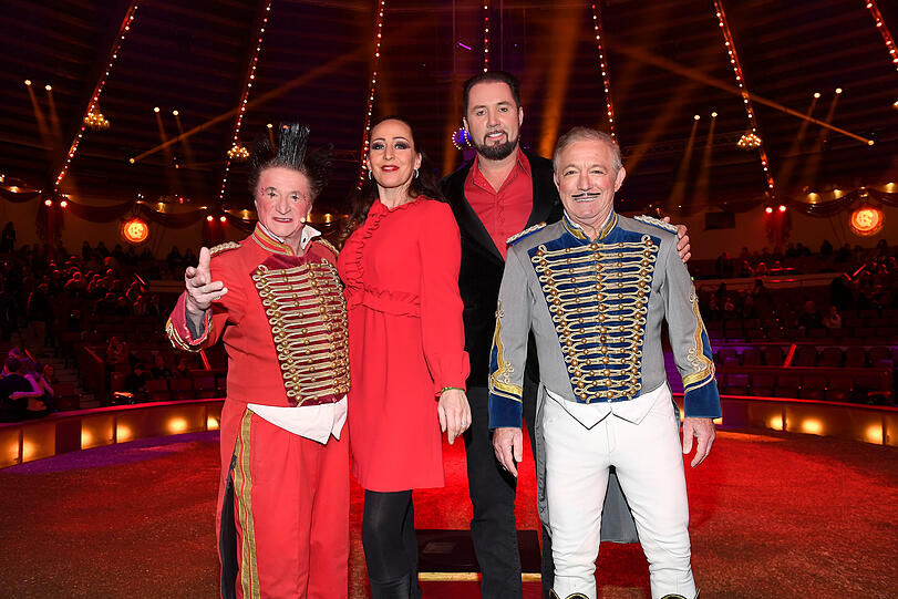 Jana Mandana Lacey-Krone und Martin Lacey jr. mit den Clowns Fumagalli und Daris