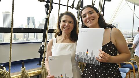 Karen Adler sagt, sie sei trotz allem mit einem sehr positiven Deutschland-Bild aufgewachsen. Karen Adler sagt, sie sei trotz allem mit einem sehr positiven Deutschland-Bild aufgewachsen.