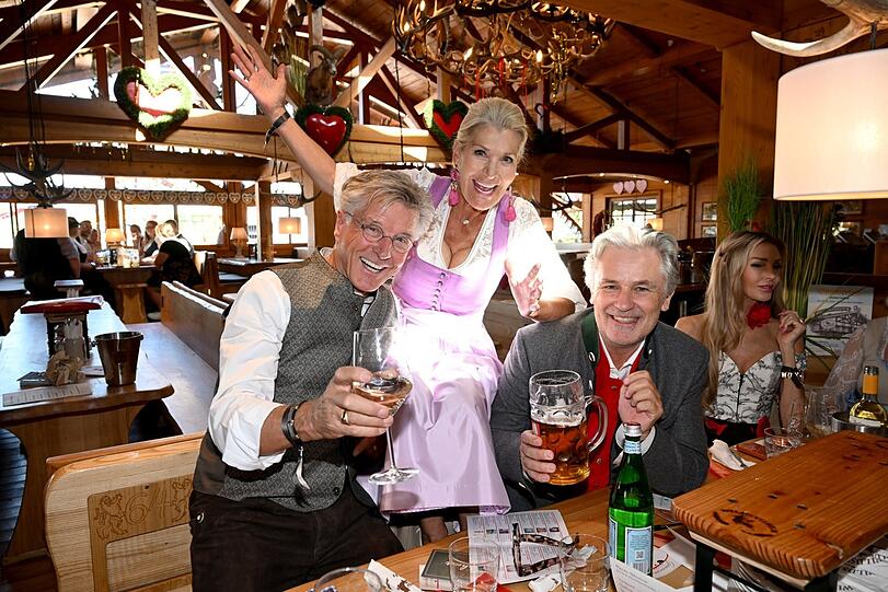 Gute Laune nach 15 Jahren Wiesn-Pause (v.l.): Schauspieler Nick Wilder mit Frau Christine Mayn und Schauspiel-Kollege Timothy Peach in den Wildstuben. Gute Laune nach 15 Jahren Wiesn-Pause (v.l.): Schauspieler Nick Wilder mit Frau Christine Mayn und Schauspiel-Kollege Timothy Peach in den Wildstuben.