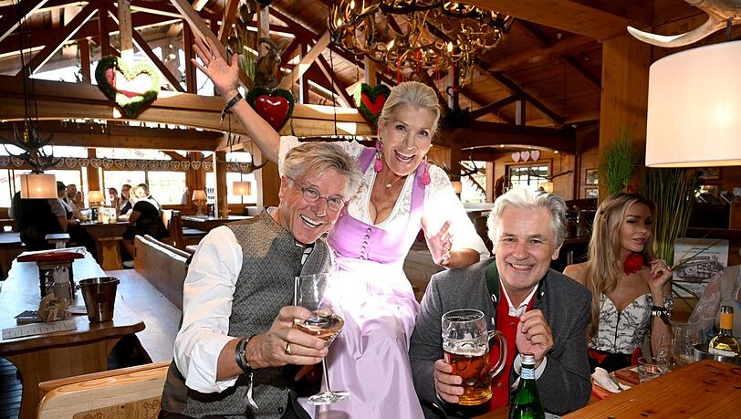 Gute Laune nach 15 Jahren Wiesn-Pause (v.l.): Schauspieler Nick Wilder mit Frau Christine Mayn und Schauspiel-Kollege Timothy Peach in den Wildstuben. Gute Laune nach 15 Jahren Wiesn-Pause (v.l.): Schauspieler Nick Wilder mit Frau Christine Mayn und Schauspiel-Kollege Timothy Peach in den Wildstuben.