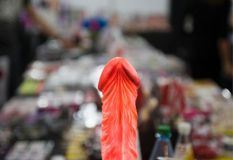 Erleuchtung: Ein rot glühender Dildo. Wer's mag...