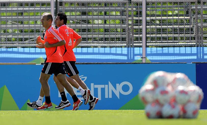 Impressionen aus dem Bayern-Trainingslager: Am Montag trainierten Claudio Pizarro und Arjen Robben individuell auf dem Nebenplatz, während der Rest des Kaders gemeinsam schwitzte. Jupp Heynckes leitete die Einheit trotz seines am Vortag erlittenen Faserrisses und auch Matthias Sammer streunte wie gewohnt mit skeptisch-konzentriertem Blick über das Trainingsgelände - sehen Sie hier die Bilder.
