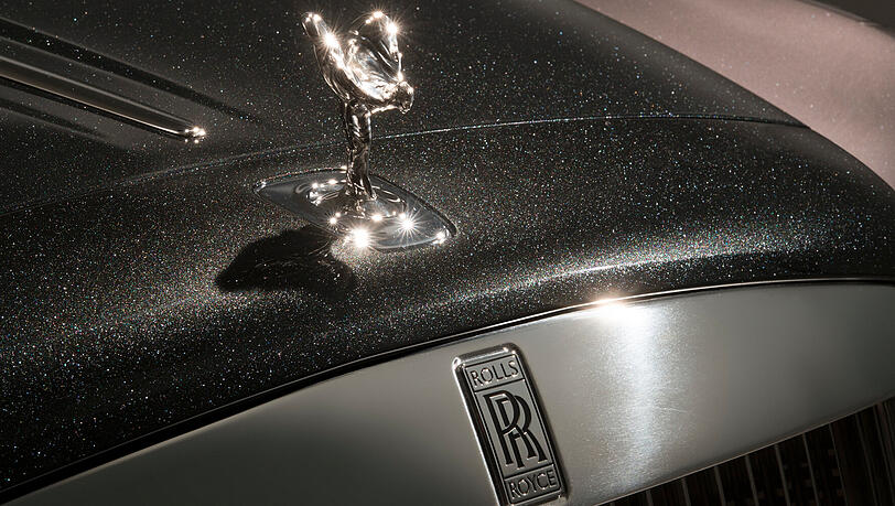 Sündhaft teures Einzelstück: Der Lack des Rolls-Royce Ghost Elegance strahlt mit der Kraft von 1000 zermahlenen Diamanten mit der silbernen Spirit of Extasy um die Wette. Sündhaft teures Einzelstück: Der Lack des Rolls-Royce Ghost Elegance strahlt mit der Kraft von 1000 zermahlenen Diamanten mit der silbernen Spirit of Extasy um die Wette.
