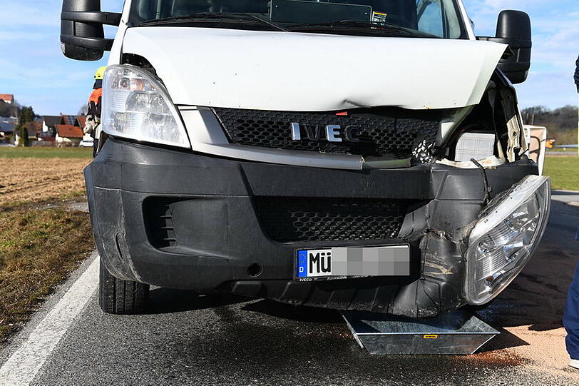 Der Traktorfahrer verletzte sich bei dem Unfall und kam ins Krankenhaus. Der Unfallverursacher hatte über 1,1 Promille.