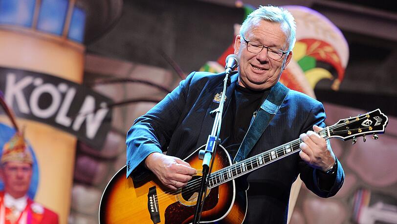Der Kabarettist Bernd Stelter steht bei der "Großen Kölner Mädchensitzung" im Gürzenich mit seiner Gitarre auf der Bühne. (Archivbild) Der Kabarettist Bernd Stelter steht bei der "Großen Kölner Mädchensitzung" im Gürzenich mit seiner Gitarre auf der Bühne. (Archivbild)