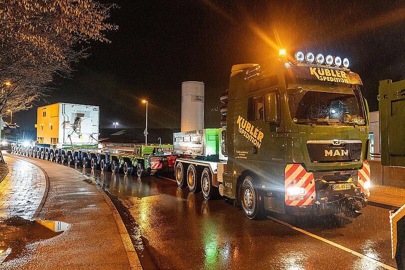 Nachtaufnahme an der Lilienthalallee: Freitagnacht startete der Transport auf seine letzte Etappe vom Norden Münchens bis nach Sendling.
