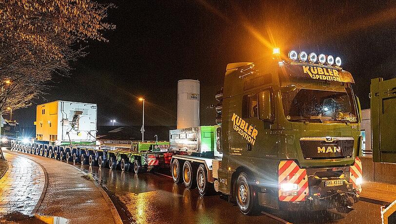 Nachtaufnahme an der Lilienthalallee: Freitagnacht startete der Transport auf seine letzte Etappe vom Norden Münchens bis nach Sendling. Nachtaufnahme an der Lilienthalallee: Freitagnacht startete der Transport auf seine letzte Etappe vom Norden Münchens bis nach Sendling.