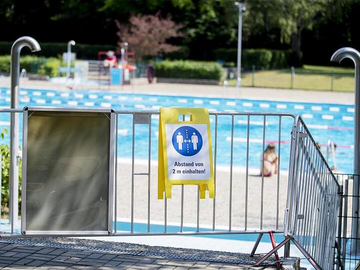 Ein Hinweisschild zum Abstandhalten im Sommerbad Humboldthain.