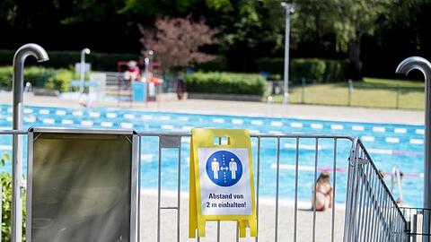 Ein Hinweisschild zum Abstandhalten im Sommerbad Humboldthain.
