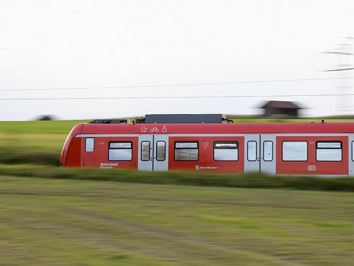 Nach einer Fahrzeugstörung ist es auf der sogenannten Stammstrecke zu Verspätungen von bis zu 30 Minuten gekommen. Foto: Matthias Balk/dpa/Archivbild