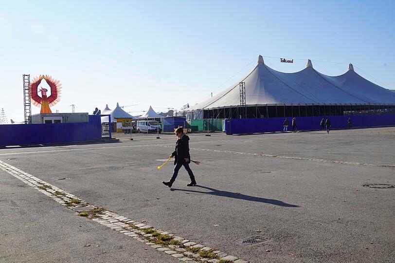Als würde es bald losgehen: Tollwood-Zelte auf der Theresienwiese.