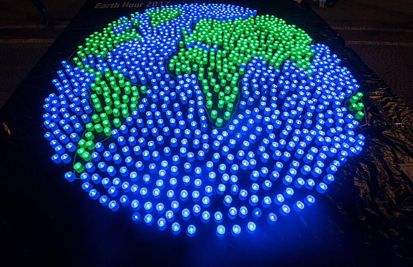 Auf der ganzen Welt gehen jährlich an vielen Gebäuden und Sehenswürdigkeiten für eine Stunde die Lichter aus, um ein Zeichen für den Klima- und Umweltschutz zu setzen.