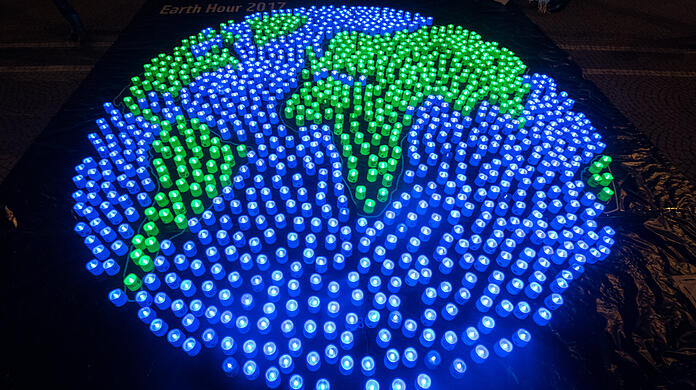 Auf der ganzen Welt gehen jährlich an vielen Gebäuden und Sehenswürdigkeiten für eine Stunde die Lichter aus, um ein Zeichen für den Klima- und Umweltschutz zu setzen.
