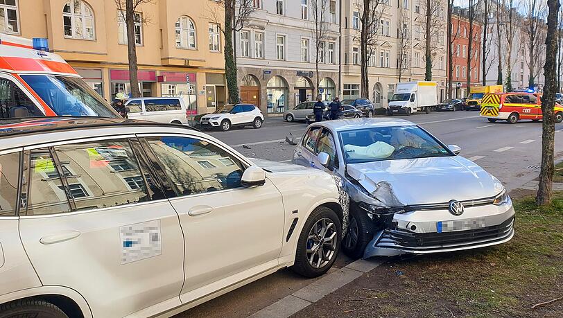 Die Höhe des Sachschadens ist derzeit noch unklar, die Polizei ermittelt zu den Hintergründen.