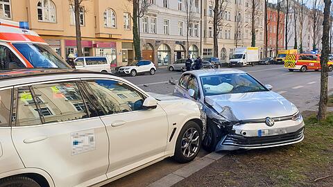 Die Höhe des Sachschadens ist derzeit noch unklar, die Polizei ermittelt zu den Hintergründen.
