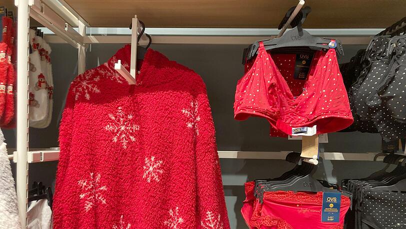 Geschenkte rote Unterw&auml;sche, in der Silvesternacht getragen, soll Gl&uuml;ck im neuen Jahr bringen.