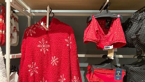 Geschenkte rote Unterw&auml;sche, in der Silvesternacht getragen, soll Gl&uuml;ck im neuen Jahr bringen.