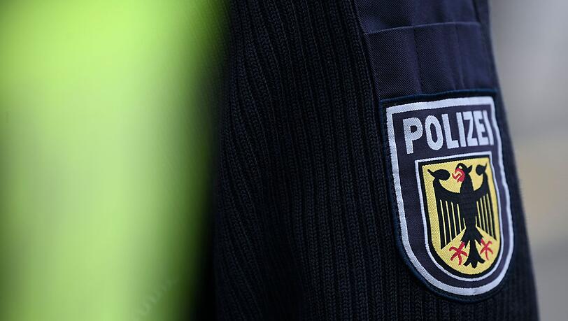 Der Polizist war privat in Uniform in dem Zug. (Symbolbild)