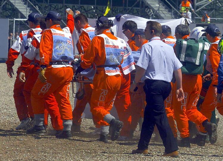 1999: Schumachers schwerster Formel-1-Unfall. Im englischen Silverstone raste er wegen eines Bremsdefekts in einen Reifenstapel und zog sich einen Schien- und Wadenbeinbruch zu.