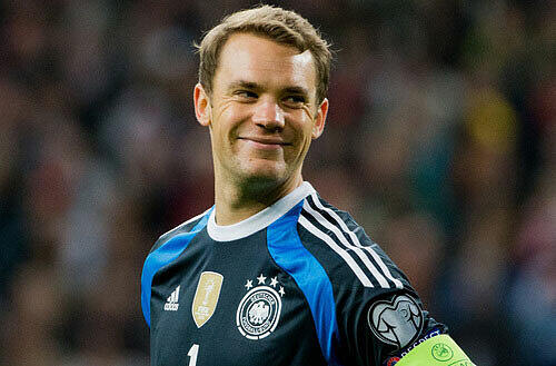 Einfach am Ball bleiben: Torhüter Manuel Neuer hat am 27. März Geburtstag.