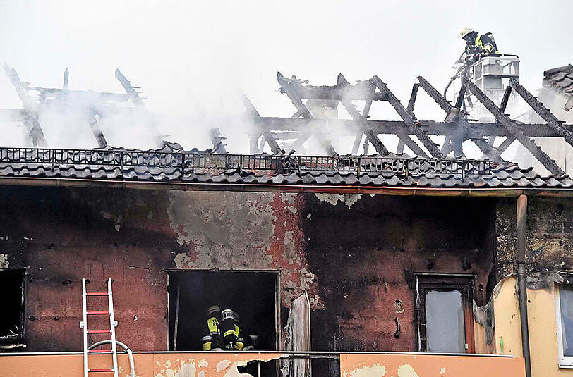 Feuer in einem Rosenheimer Mehrfamilienhaus. Die Bilder vom dramatischen Einsatz.