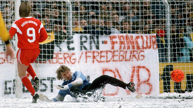 21. Februar 1987: Eine wahre Schneeballschlacht liefern sich Borussia Dortmund und der FC Bayern beim 2:2 (2:0). Hier scheitert Hans Dorfner an Dortmunds Keeper Teddy de Beer.