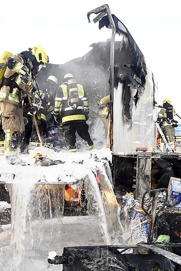 Auf der A9 ist ein Lkw komplett ausgebrannt - er hatte Tiefkühlpizza geladen.