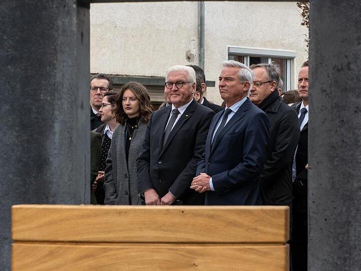 Bundespräsident Frank-Walter Steinmeier steht vor einem Denkmal für Georg Elser. Foto: Stefan Puchner/dpa