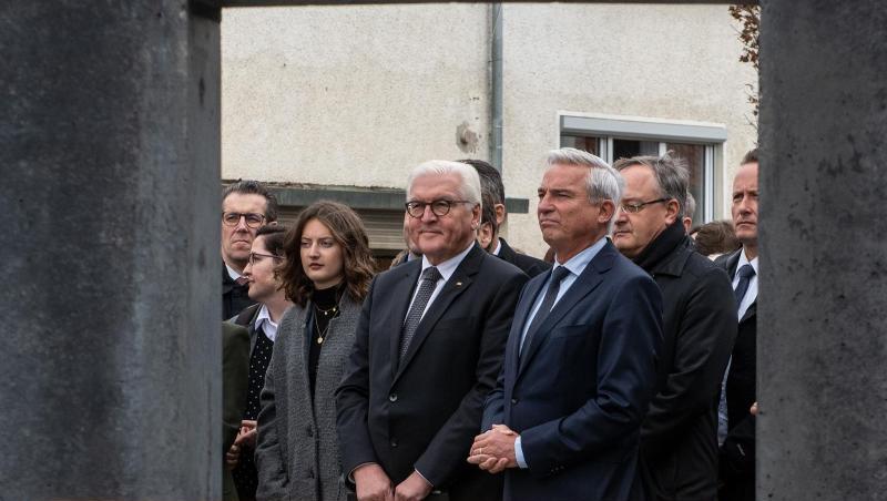 Bundespräsident Frank-Walter Steinmeier steht vor einem Denkmal für Georg Elser. Foto: Stefan Puchner/dpa Bundespräsident Frank-Walter Steinmeier steht vor einem Denkmal für Georg Elser. Foto: Stefan Puchner/dpa