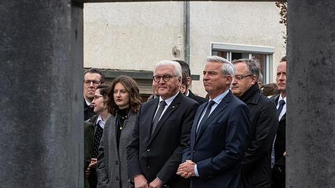 Bundespräsident Frank-Walter Steinmeier steht vor einem Denkmal für Georg Elser. Foto: Stefan Puchner/dpa