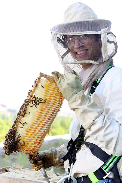 Er betreut die Glücksbienen auf dem Dach der Zentrale der Staatlichen Lotterie- und Spielbankverwaltung: Dr. Jürgen Brandl, Imker. Er betreut die Glücksbienen auf dem Dach der Zentrale der Staatlichen Lotterie- und Spielbankverwaltung: Dr. Jürgen Brandl, Imker.