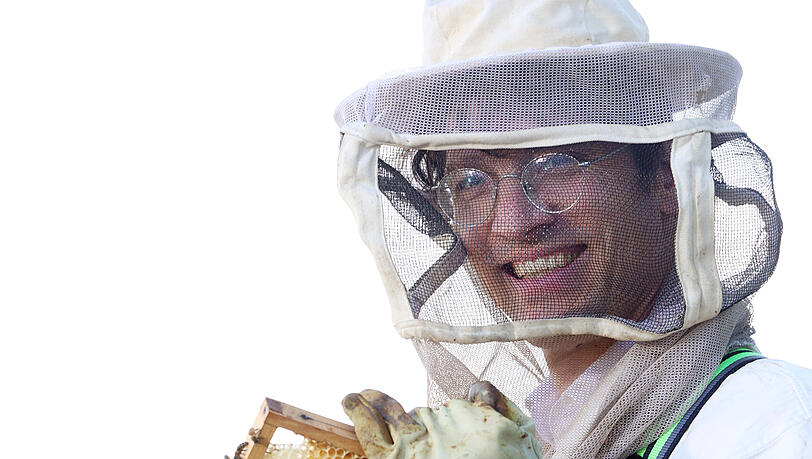 Er betreut die Glücksbienen auf dem Dach der Zentrale der Staatlichen Lotterie- und Spielbankverwaltung: Dr. Jürgen Brandl, Imker. Er betreut die Glücksbienen auf dem Dach der Zentrale der Staatlichen Lotterie- und Spielbankverwaltung: Dr. Jürgen Brandl, Imker.