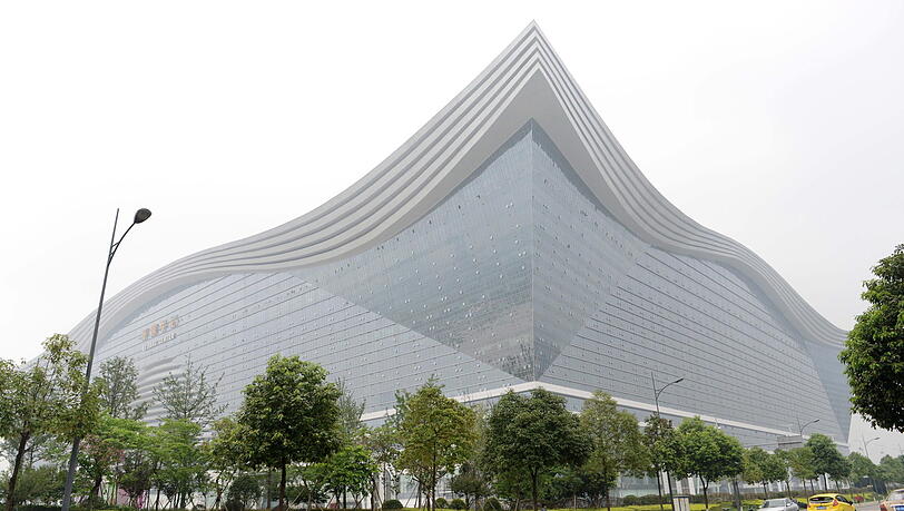 Das größte frei stehende Gebäude der Welt: das New Century Global Center. Das größte frei stehende Gebäude der Welt: das New Century Global Center.