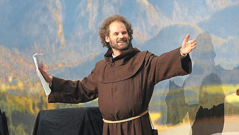 Maxi Schafroth: Am Anfang seiner Rede schlüpfte er in die für ihn ungewohnte Mönchskutte, die er bald wieder ablegte.