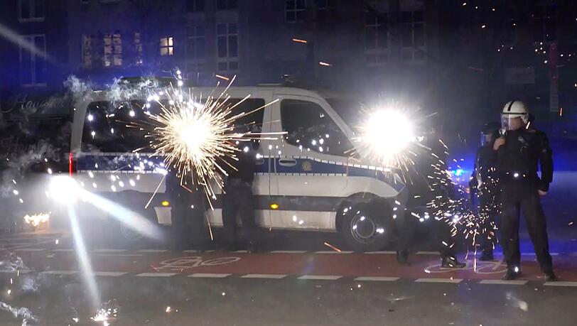 An Silvester gibt es oft Angriffe auf Einsatzkräfte. (Symbolbild)