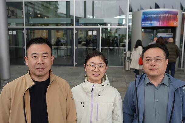 Auch chinesische Gäste sind auf der IAA: die Ingenieure und Produktmanager Han (37, Zeng (25) und Zhang (38, v.l.) – und begeistert vom Event. Auch chinesische Gäste sind auf der IAA: die Ingenieure und Produktmanager Han (37, Zeng (25) und Zhang (38, v.l.) – und begeistert vom Event.