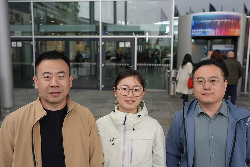 Auch chinesische Gäste sind auf der IAA: die Ingenieure und Produktmanager Han (37, Zeng (25) und Zhang (38, v.l.) – und begeistert vom Event.