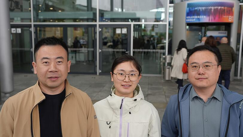 Auch chinesische Gäste sind auf der IAA: die Ingenieure und Produktmanager Han (37, Zeng (25) und Zhang (38, v.l.) – und begeistert vom Event. Auch chinesische Gäste sind auf der IAA: die Ingenieure und Produktmanager Han (37, Zeng (25) und Zhang (38, v.l.) – und begeistert vom Event.