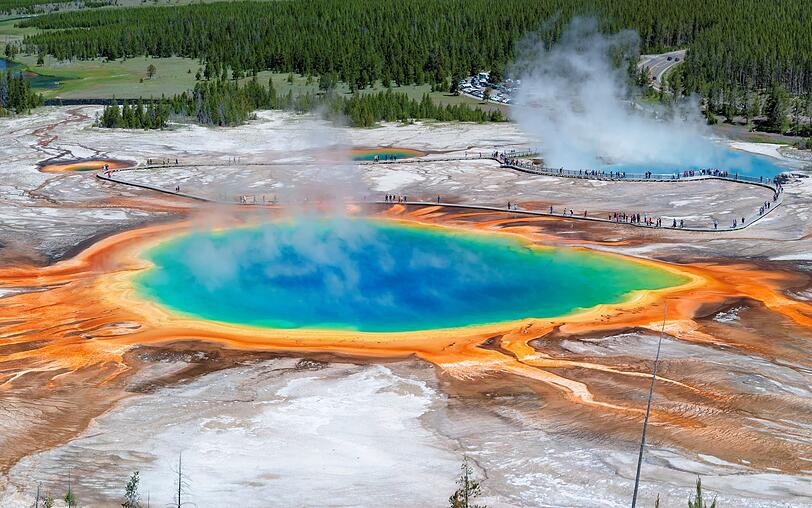 Im US-Bundesstaat Wyoming, genauer gesagt im Yellowstone-Nationalpark, befindet sich diese atemberaubend schöne Thermalquelle mit dem Namen Grand Prismatic Spring ... Im US-Bundesstaat Wyoming, genauer gesagt im Yellowstone-Nationalpark, befindet sich diese atemberaubend schöne Thermalquelle mit dem Namen Grand Prismatic Spring ...