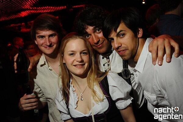Eine Trachtendichte fast wie auf der Wiesn finden Sie beim "Heimatabend" im 8 Below. Mehr Bilder unter: www.nachtagenten.de