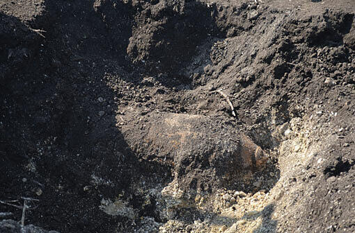 In einem Acker bei Ismaning hat ein Mann eine Fliegerbombe entdeckt. Die Bilder vom Fundort.
